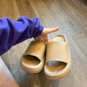 Soothez slides in the khaki, size 6.5-7